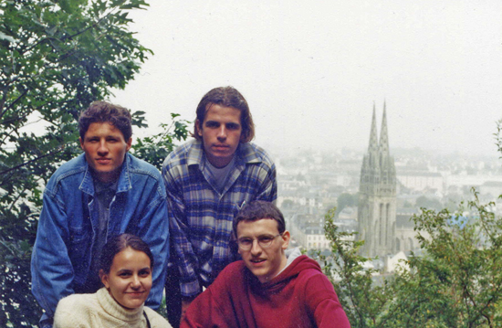 На хълма и катедралата зад нас