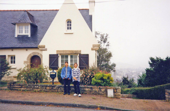 Пред една от многото красиви къщи